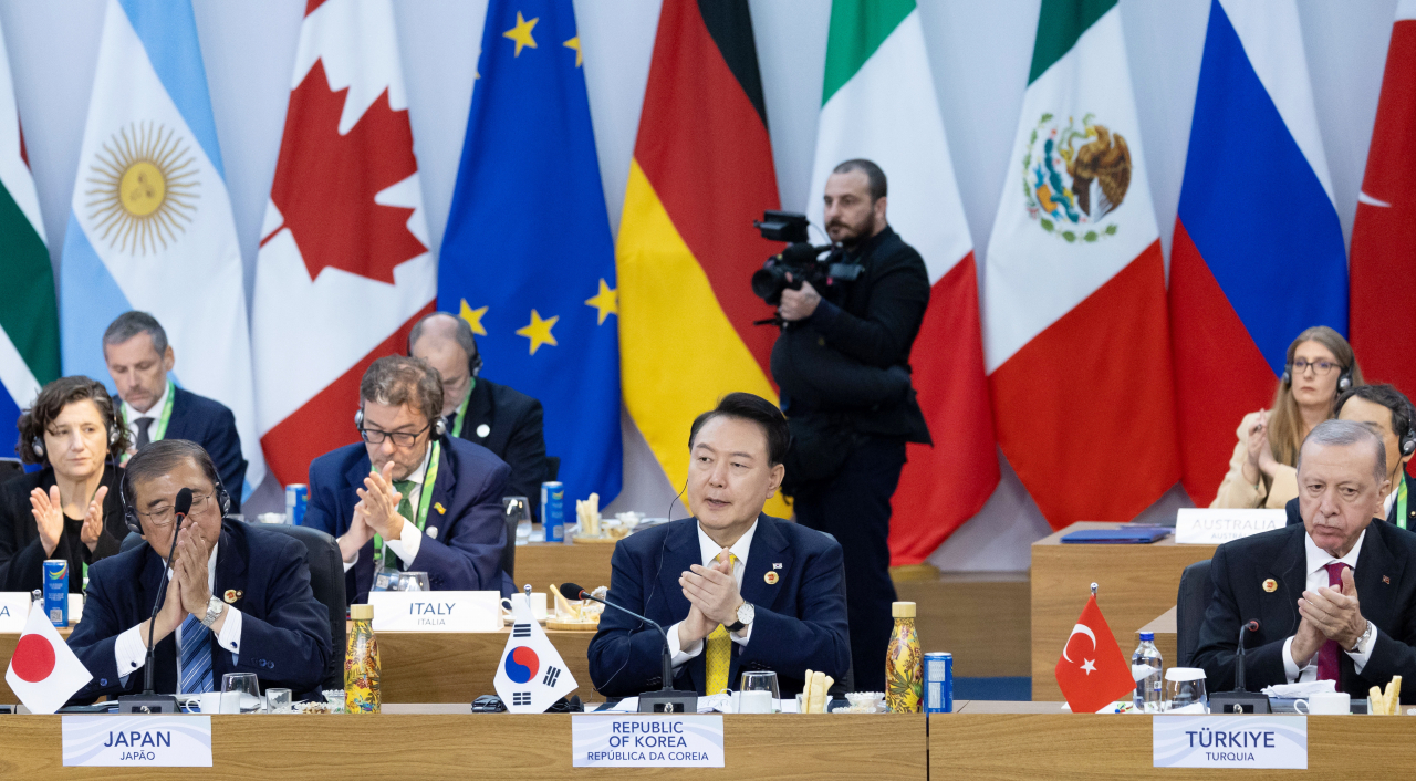 President Yoon Suk Yeol (center) attends the launching ceremony of the Global Alliance Against Hunger and Poverty at the Museum of Modern Art of Rio de Janeiro, a venue for the Group of 20 summit in Brazil, on Monday. (Yonhap)