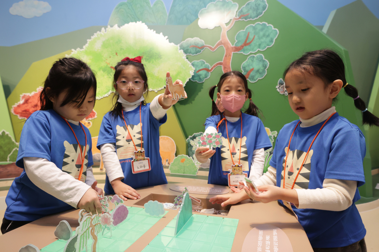 Children play with interactive features at the newly reopened Children’s Museum at the National Museum of Korea on Monday. (Yonhap)