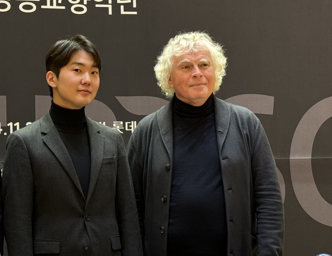 Pianist Cho Seong-jin (left) and the Bavarian Radio Symphony Orchestra chief conductor Simon Rattle pose for photos during a press conference at Lotte Concert Hall in Jamsil, eastern Seoul, Tuesday.(Park Ga-young/The Korea Herald)