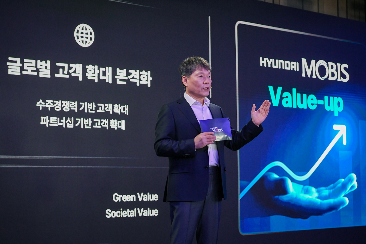 Hyundai Mobis President and CEO Lee Gyu-suk speaks during the company’s “CEO Investor Day” held in a hotel in Yeouido, Seoul on Tuesday. (Hyundai Mobis)