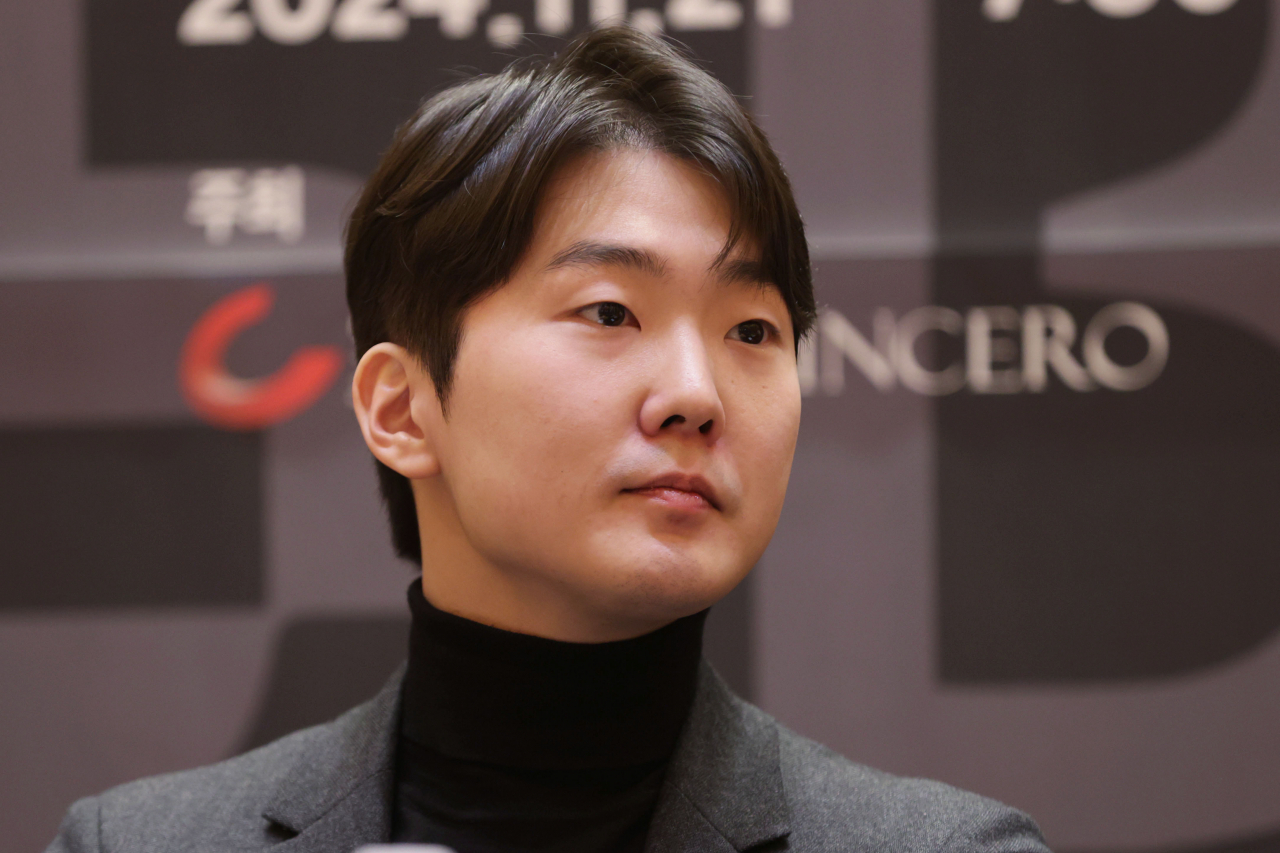 Pianist Cho Seong-jin poses for photos during a press conference at Lotte Concert Hall in Jamsil, eastern Seoul, Tuesday. (Yonhap)