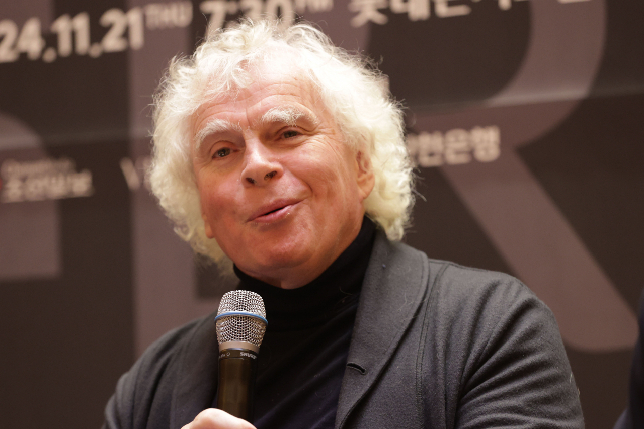 the Bavarian Radio Symphony Orchestra chief conductor Simon Rattle talks during a press conference at Lotte Concert Hall in Jamsil, eastern Seoul, Tuesday. (Yonhap)