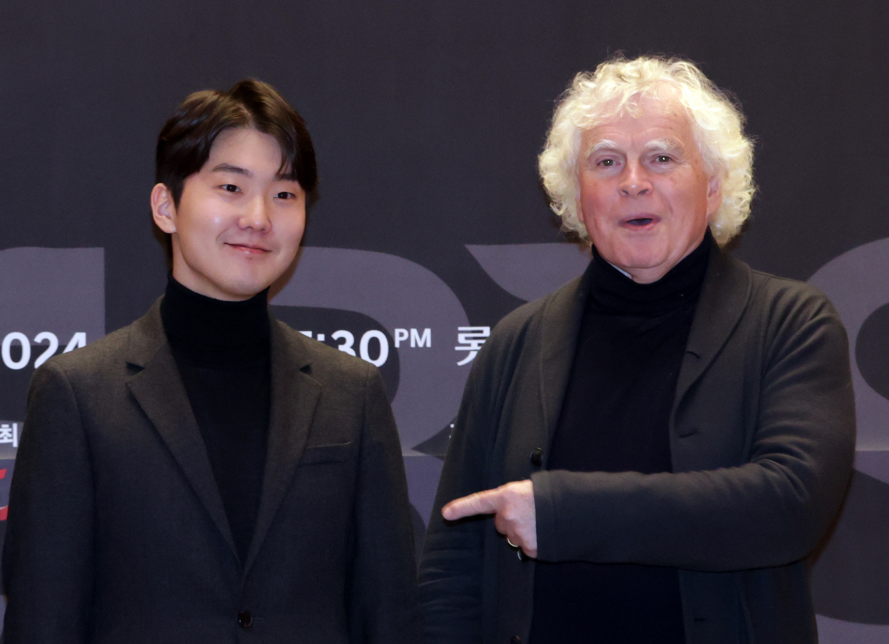 Pianist Cho Seong-jin (left) and the Bavarian Radio Symphony Orchestra chief conductor Simon Rattle pose for photos during a press conference at Lotte Concert Hall in Jamsil, eastern Seoul, Tuesday. (Yonhap)