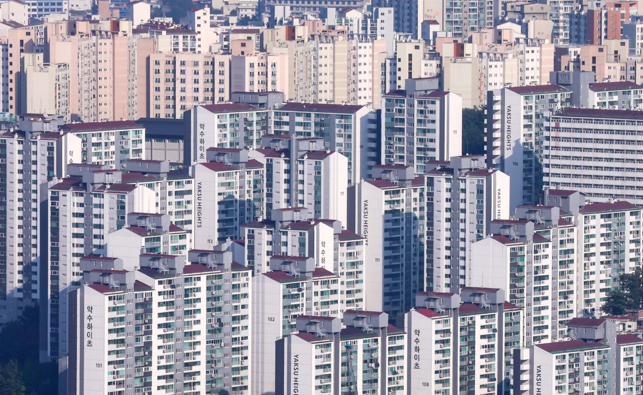 A view of an apartment complex in Seoul seen from Namsan in central Seoul on Sunday (Yonhap)