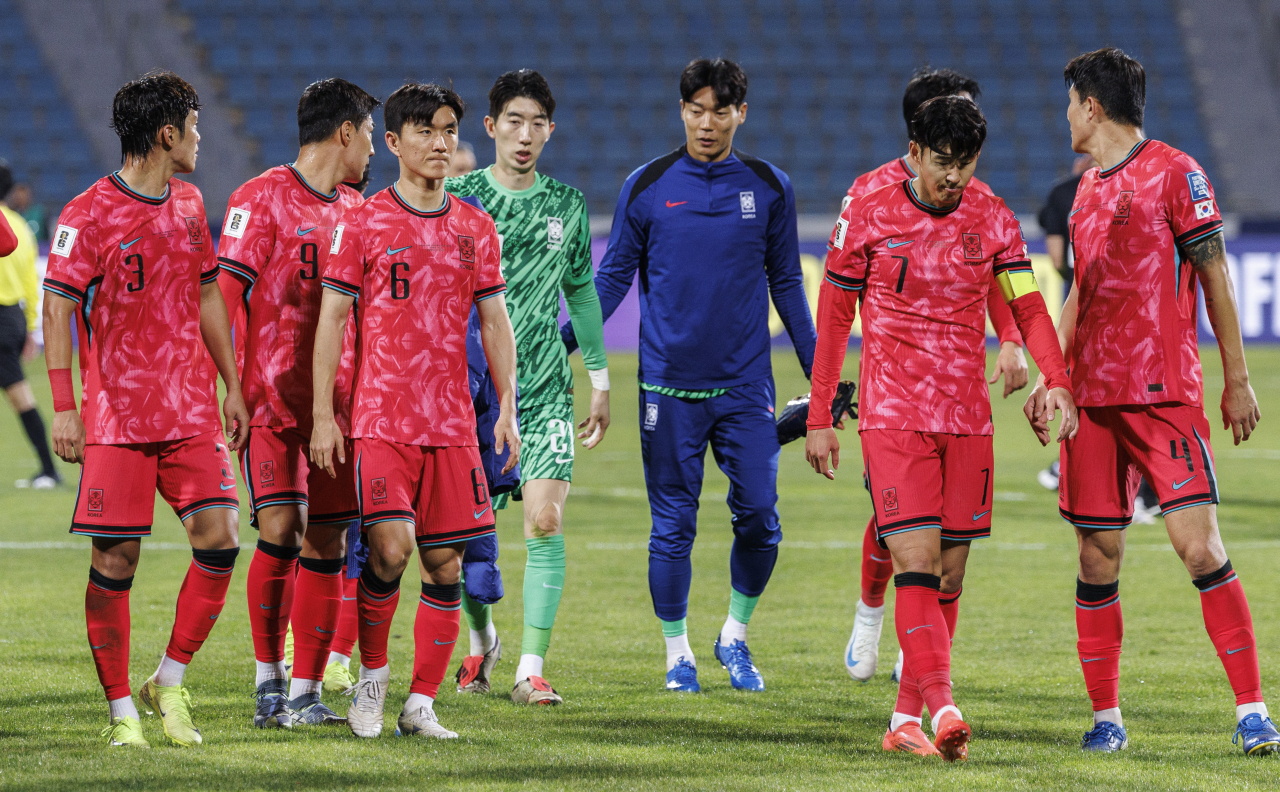 South Korean players walk off the field after a 1-1 draw against Palestine in the teams' Group B match in the third round of the Asian World Cup qualification at Amman International Stadium in Amman on Nov. 19, Tuesday. (Yonhap)