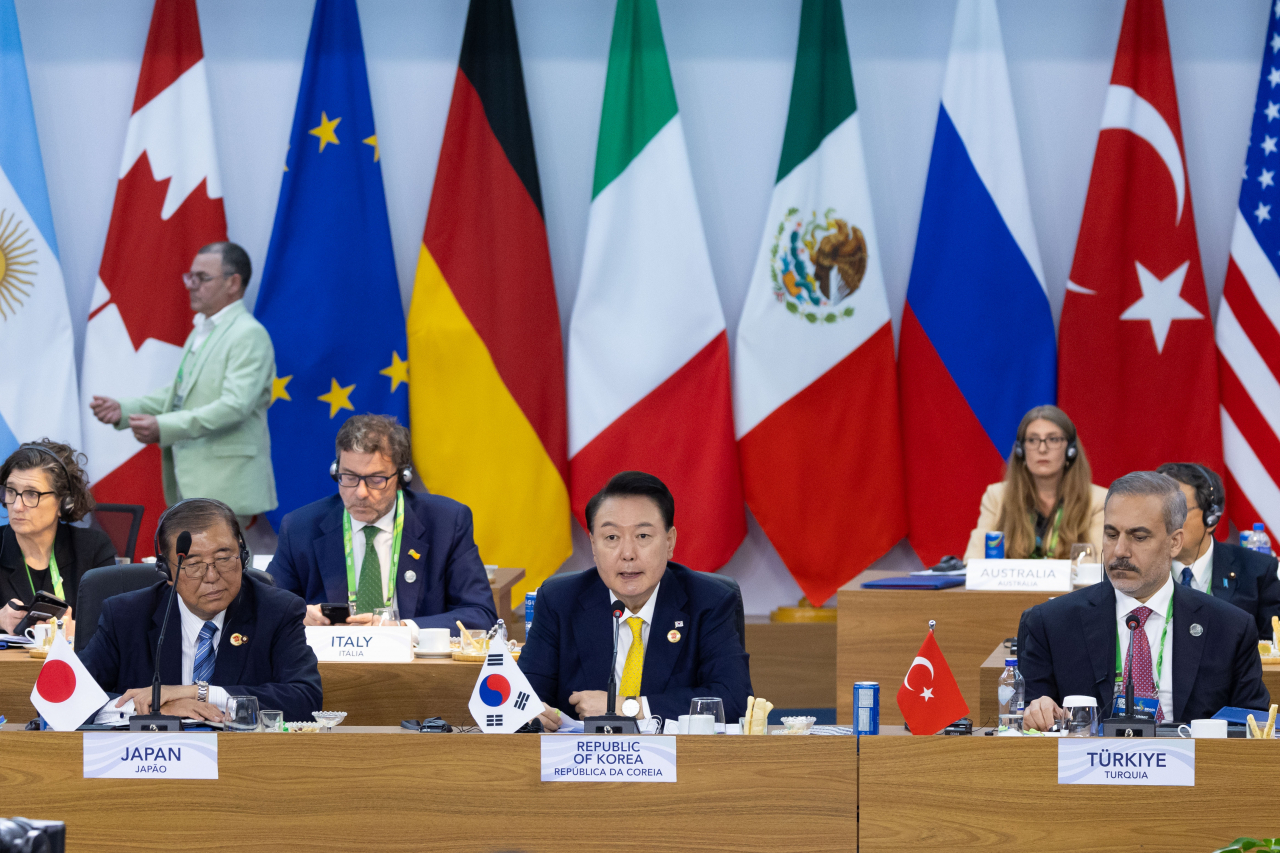 President Yoon Suk Yeol (center) attends the launch ceremony of the Global Alliance Against Hunger and Poverty at the Museum of Modern Art of Rio de Janeiro, a venue for the Group of 20 summit in Brazil, on Nov. 18, Monday. (Yonhap)