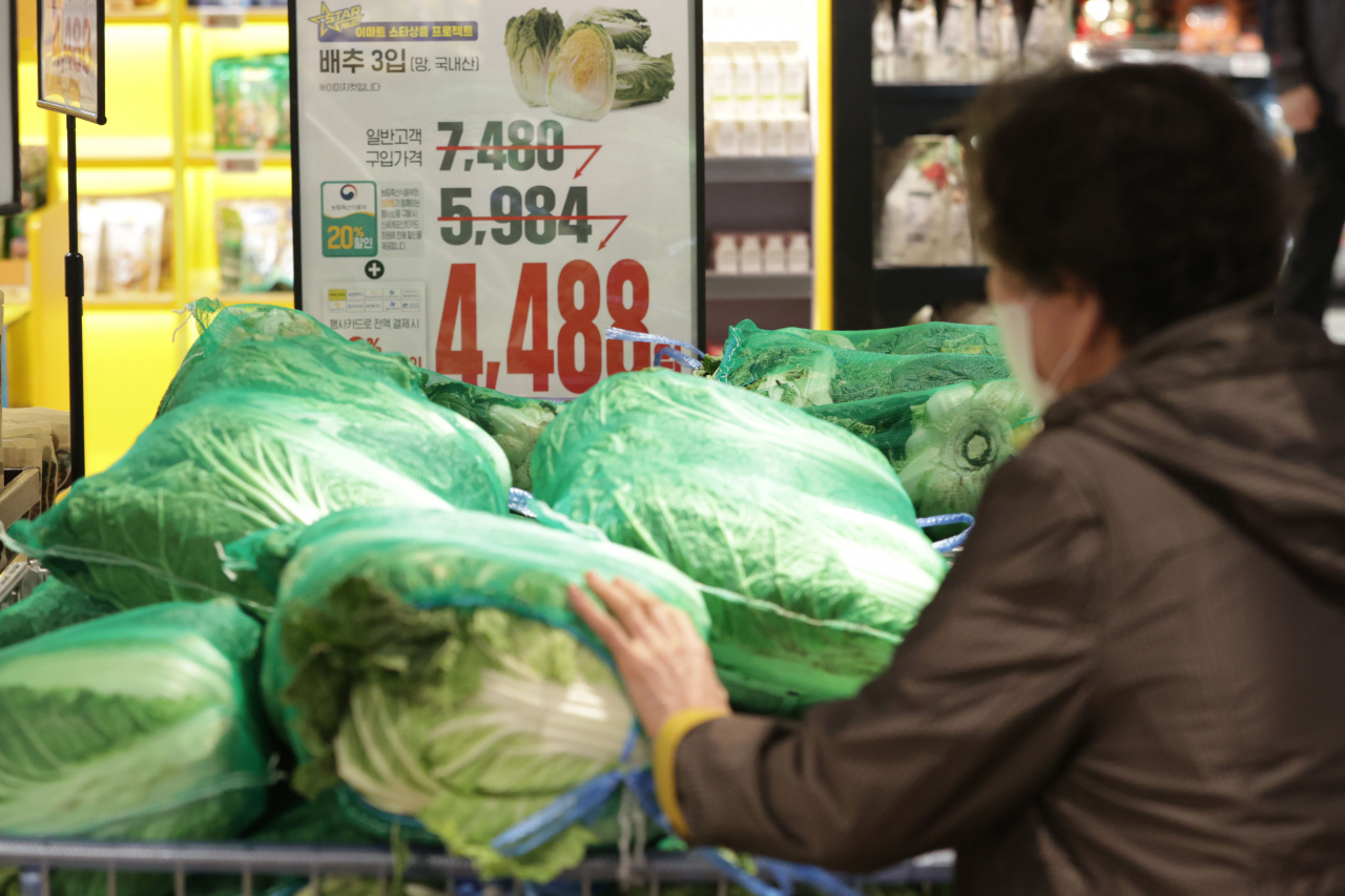 Customers shop at a major discount chain store in Seoul on Nov. 13. (Yonhap)