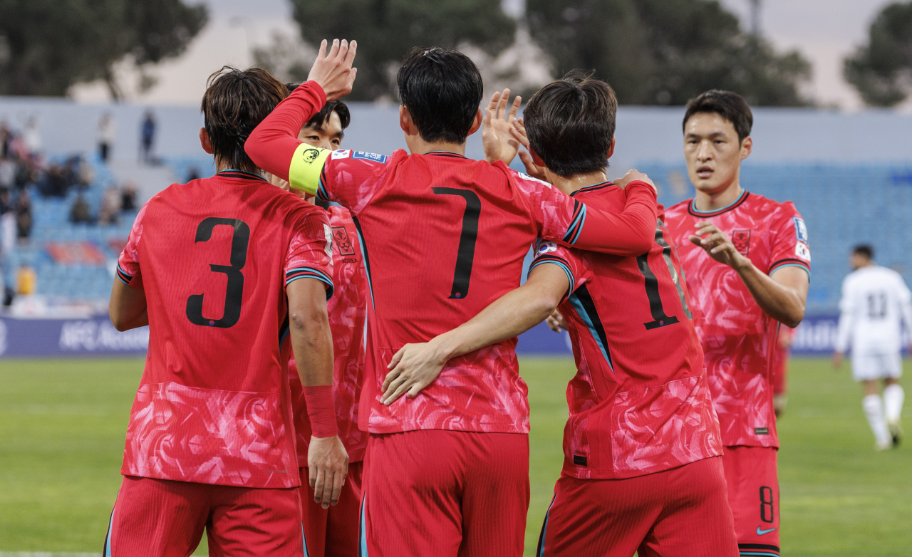 South Korean captain Son Heung-min (center) celebrates with teammates Lee Myung-jae, Hwang In-beom, Park Yong-woo and Lee Jae-sung (left to right) after scoring a goal against Palestine during the teams' Group B match in the third round of the Asian World Cup qualification at Amman International Stadium in Amman on Nov. 19, Tuesday. (Yonhap)