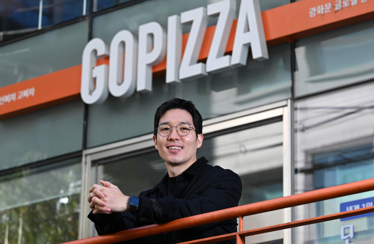 Gopizza CEO Jay Lim poses in front of the pizza chain's flagship store in Jongno, central Seoul, Monday. (Im Se-jun/The Korea Herald)