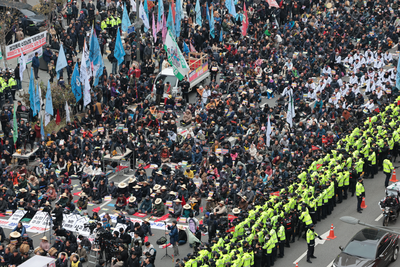 Members of the Korean Confederation of Trade Unions and the Korean Peasants League take part in a rally near Sejong-daero in Seoul on Wednesday. (Yonhap)