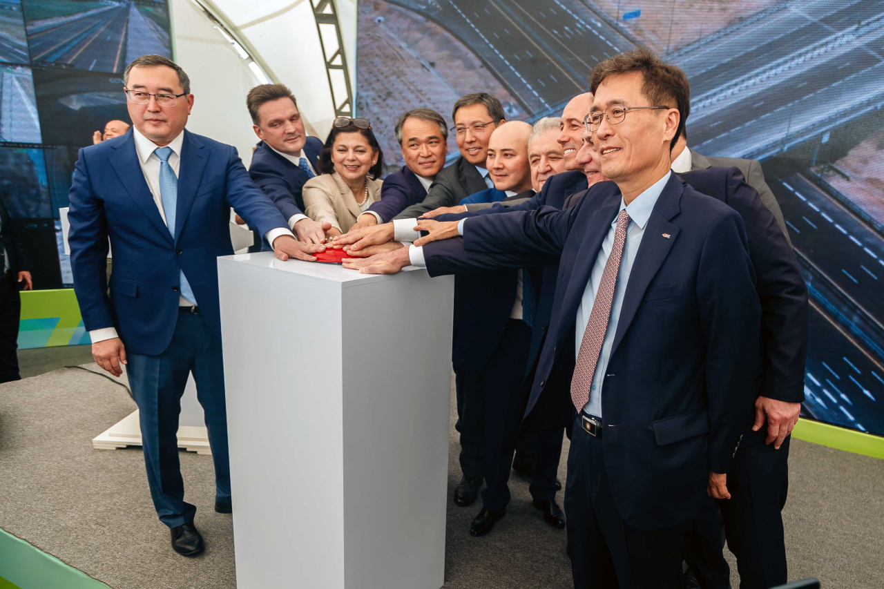 Korea Expressway Corp. CEO Ham Jin-gyu (far right) joins officials to inaugurate Kazakhstan’s Big Almaty Ring Road in June last year. (Korea Expressway Corp.)