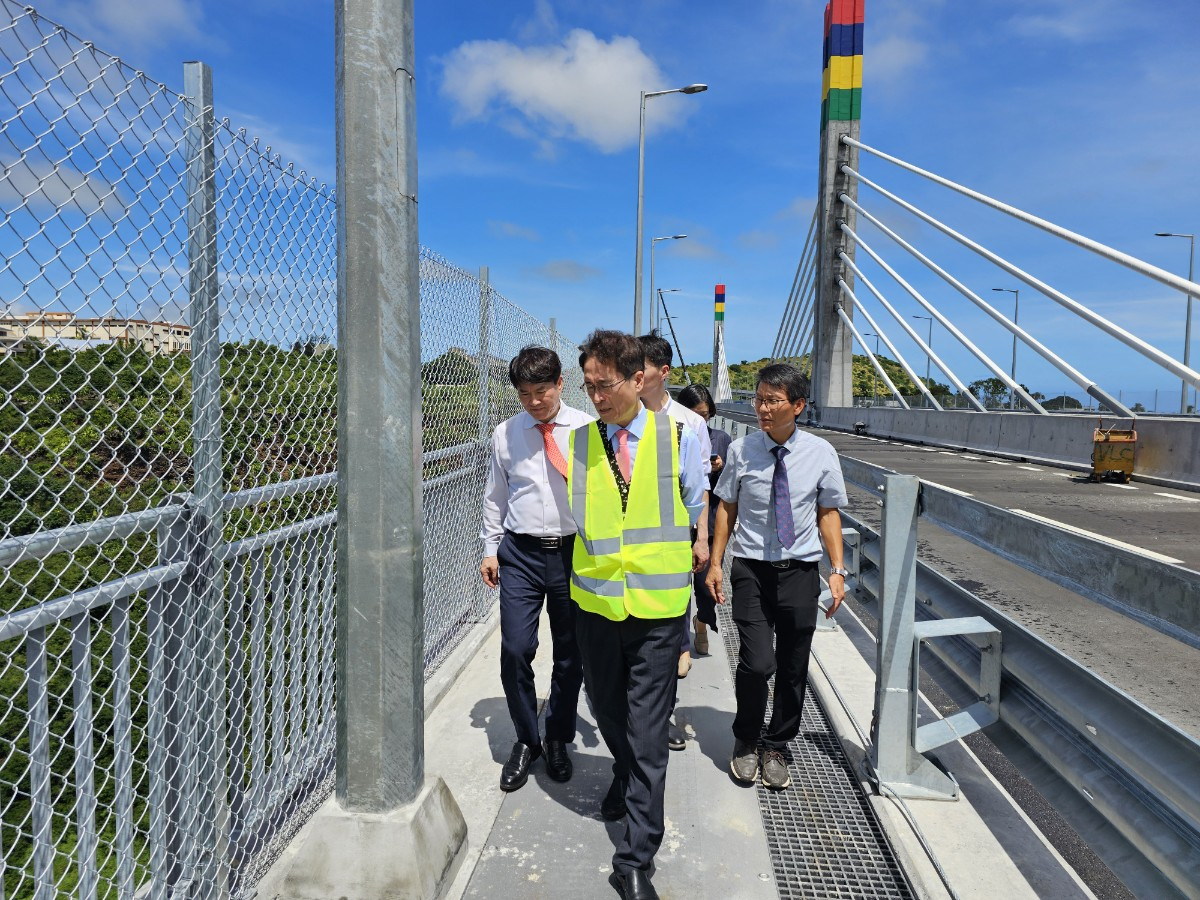 Korea Expressway Corp. CEO Ham Jin-gyu (center) inspects the Mauritius bridge project site. (Korea Expressway Corp.)