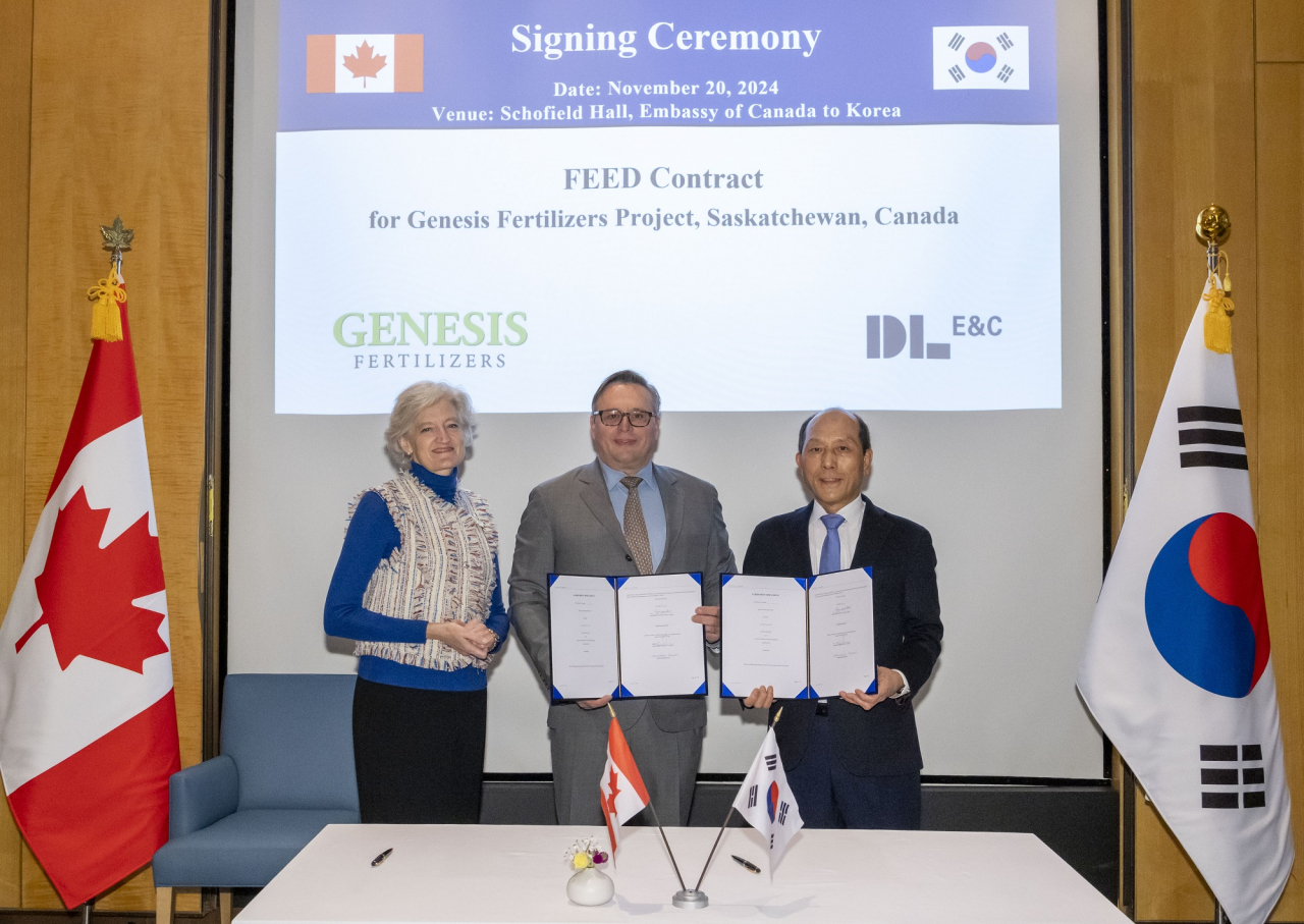 From left: Canadian Ambassador to South Korea Tamara Mawhinney, Jason Mann, CEO of Genesis Fertilizers, and Yoo Jae-ho, chief executive of DL E&C's plant division, pose for a photo after signing a contract for a fertilizer plant project at the Canadian Embassy in Seoul on Wednesday. (DL E&C)