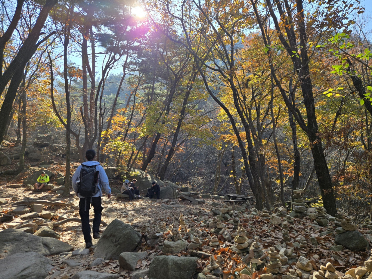 Hikers enjoy the fall foliage at Sobaeksan in Danyang, North Chungcheong Province, on Nov. 16. (Lee Si-jin/The Korea Herald)