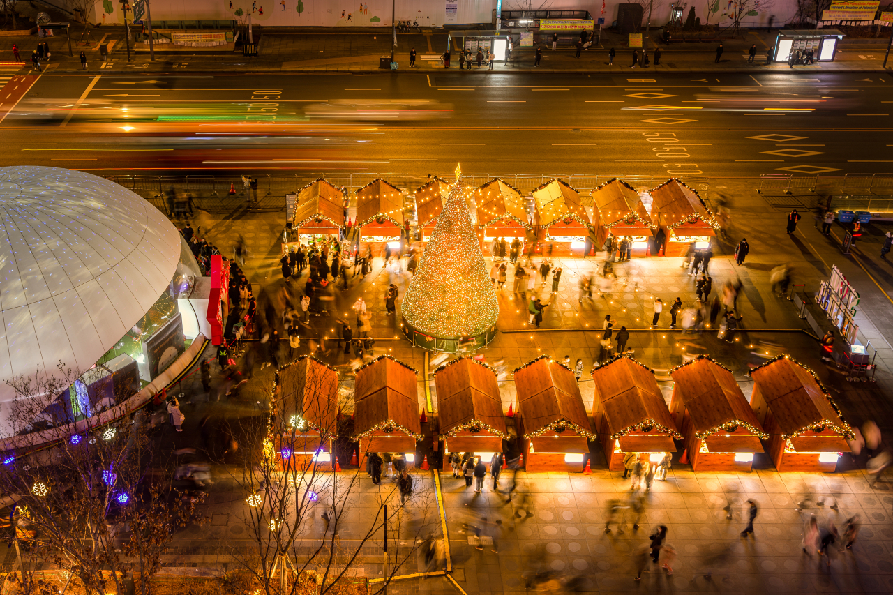 A photo of the Christmas Market at Gwanghwamun Square in central Seoul during Seoul Winter Festa in 2023 (Seoul Metropolitan Government)