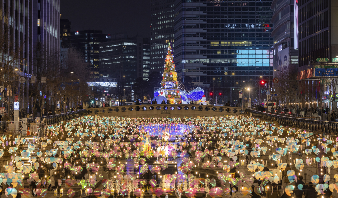 A photo of the Seoul Lantern Festival held at Cheonggyecheon in central Seoul during Seoul Winter Festa in 2023 (Seoul Tourism Organization)