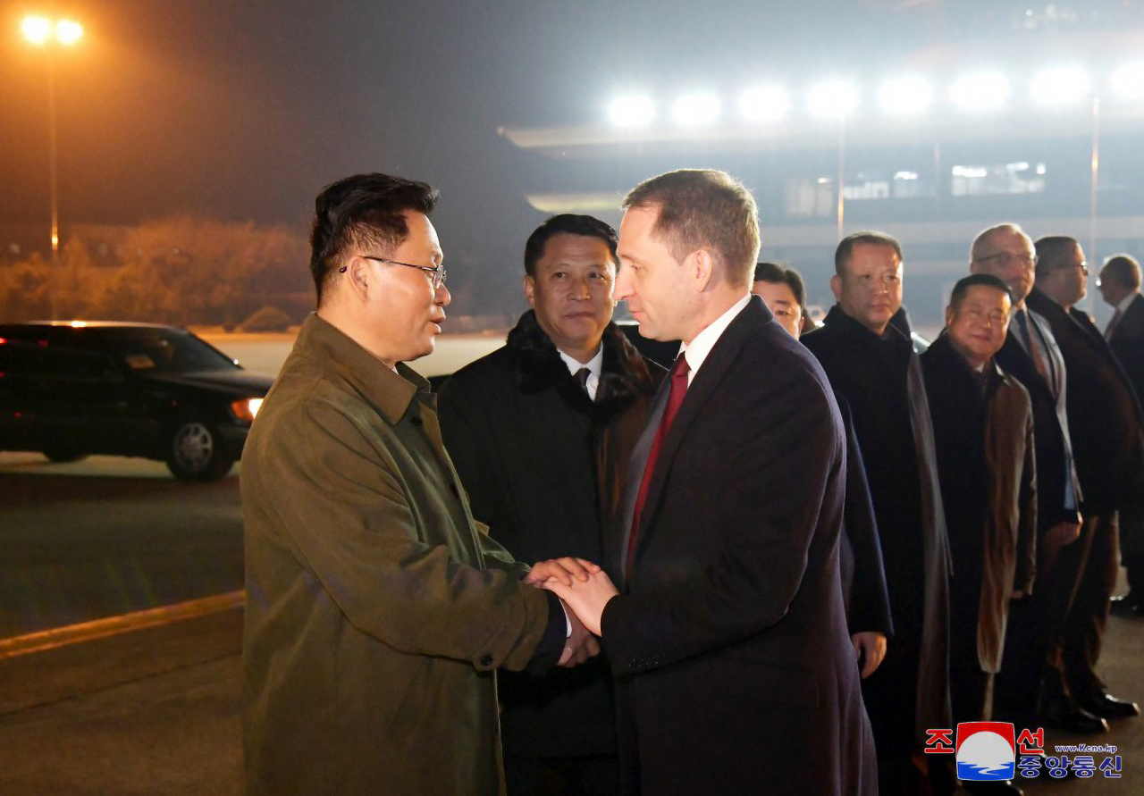 Russian Natural Resources and Ecology Minister Alexander Kozlov (right), chairman of the Russian delegation to the North Korea-Russia Intergovernmental Committee for Cooperation in Trade, Economy, Science, and Technology, shakes hands with North Korea's External Economic Relations Minister Yun Jong-ho before departing for Russia on Wednesay. This photo is provided by state-run Korean Central News Agency on Thursday. (Yonhap)