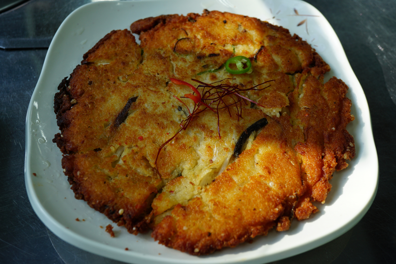 Gwangcheonok's nokdujeon, or mung bean pancake (Kim Da-sol/The Korea Herald)