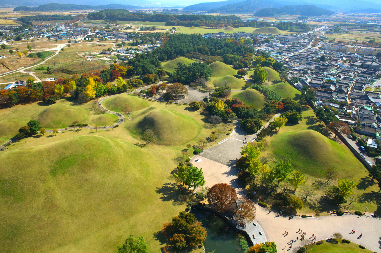 View of Daereungwon in Gyeongju, North Gyeongsang Province (Korea Tourism Organization)