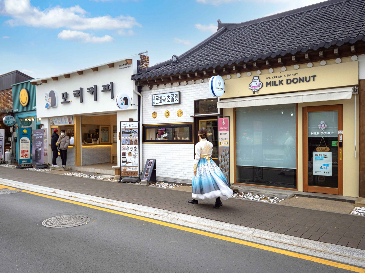 A tourist wearing hanbok walks along Hwangridangil in Gyeongju. (KTO)