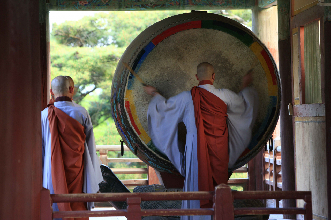 Buddhist monks at Bulguksa (KTO)