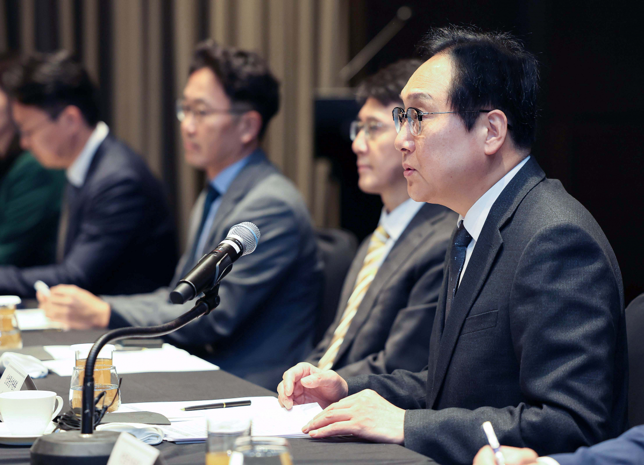 Trade Minister Cheong In-kyo (right) speaks during a trade commission meeting in Seoul on Nov. 11. (The trade ministry)