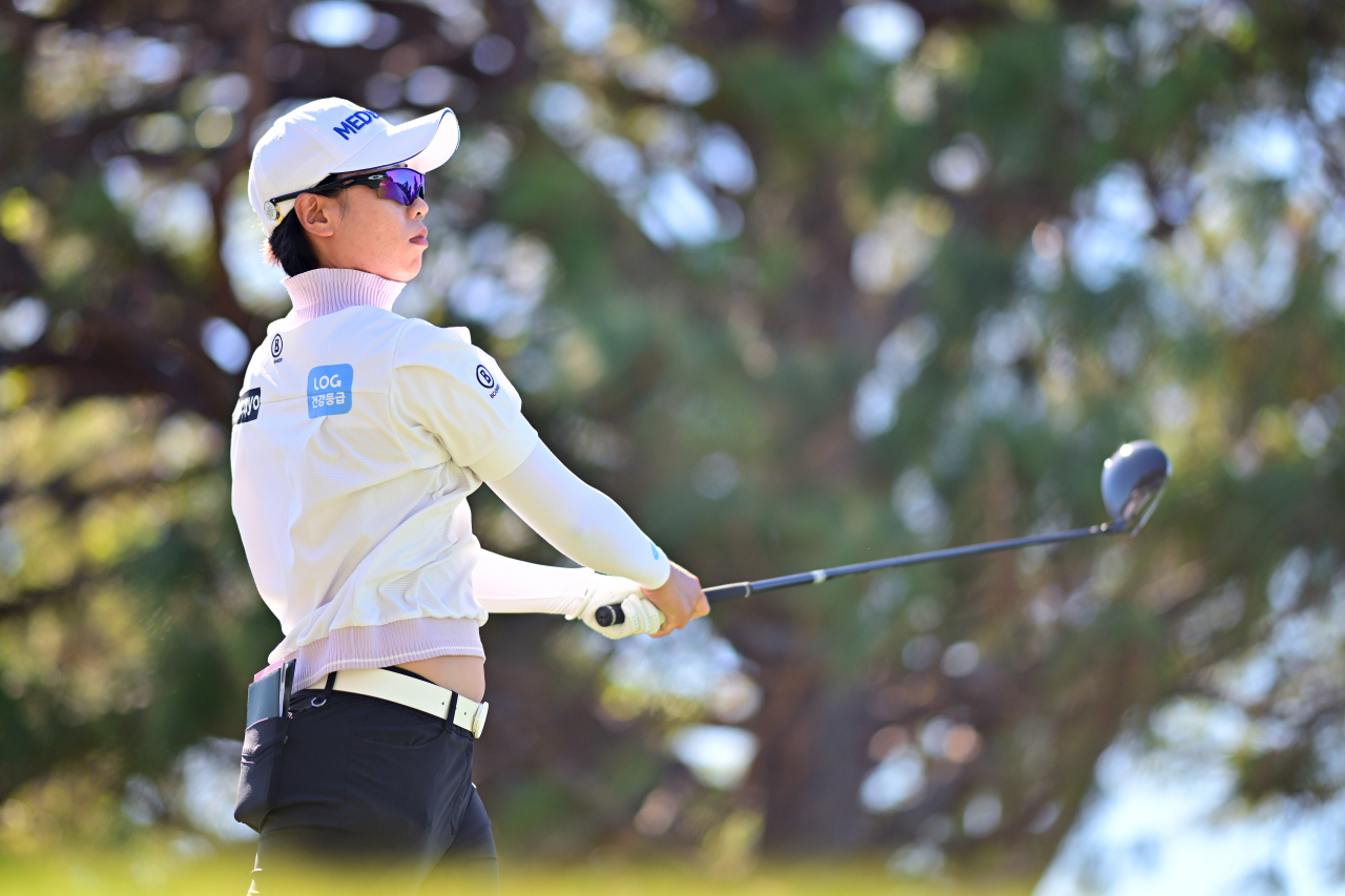 An Narin of South Korea plays her shot from the fifth tee during the second round of The ANNIKA driven by Gainbridge at Pelican 2024 at Pelican Golf Club on Nov. 15, in Belleair, Florida. (Getty Images)