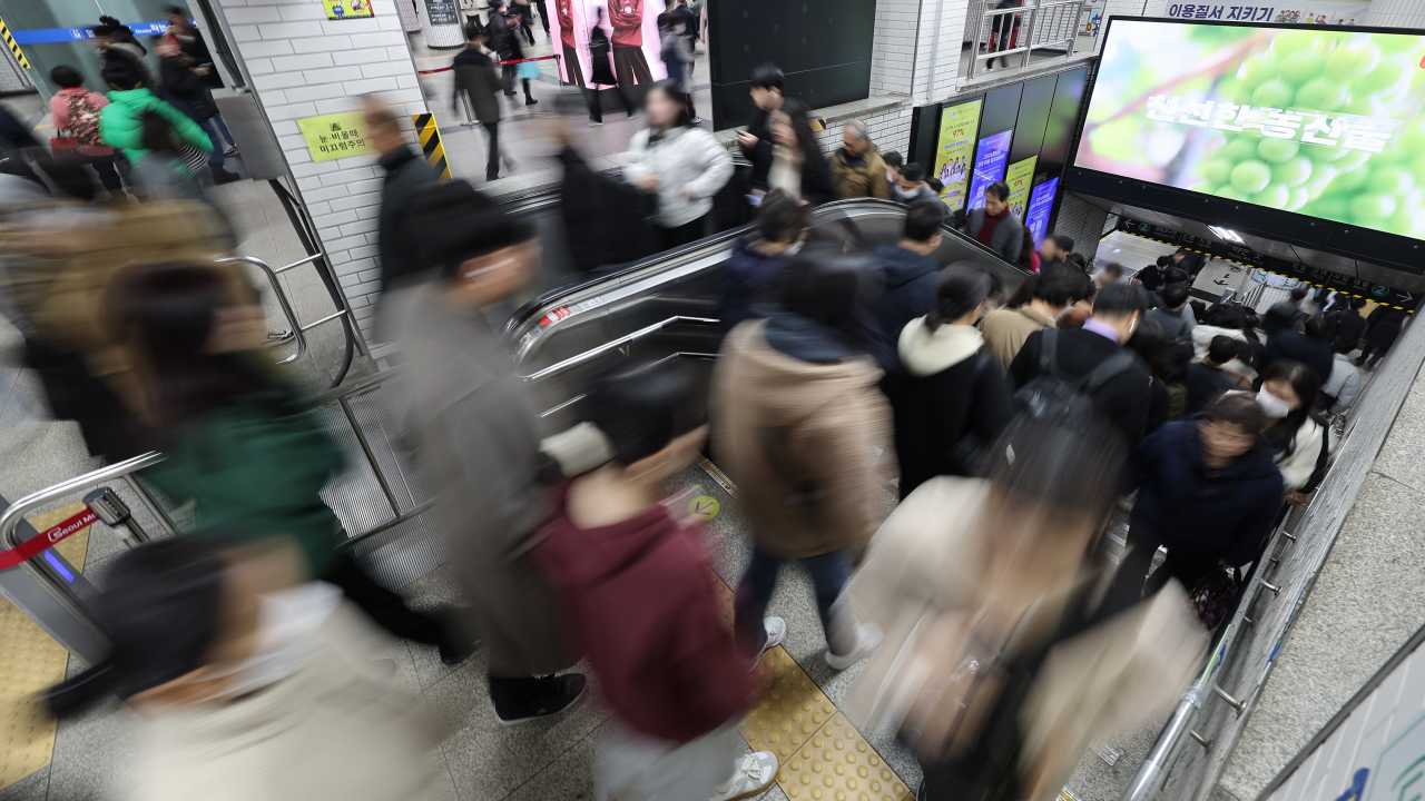 Commuters move busily to catch subway trains in Seoul, in this file photo taken on Wednesday. (Yonhap)