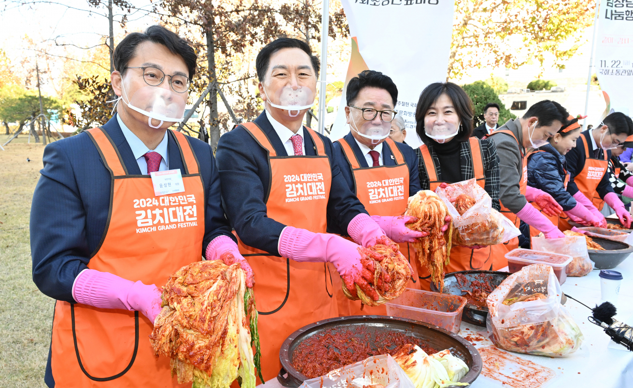 From left: People Power Party Rep. Yoon Sang-hyun and former party leader Kim Gi-hyeon, Korea UN Volunteer Corps' President Yoo Joon-sang and Reform Party leader Heo Eun-ah pose during the event on Friday. (Im Se-jun/The Korea Herald)