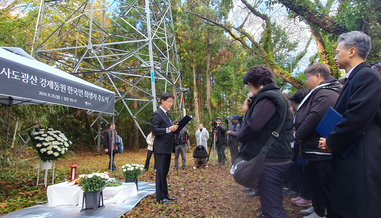 South Korean Ambassador to Japan Park Cheol-hee (center) pays tribute to the victims of Japan's wartime forced labor from the Sado mine complex during World War II, on Sado Island, off Japan's west coast, on Monday. Seoul officials and the family members held a separate memorial ceremony to honor the victims after boycotting a Japan-hosted event over what South Korea called 