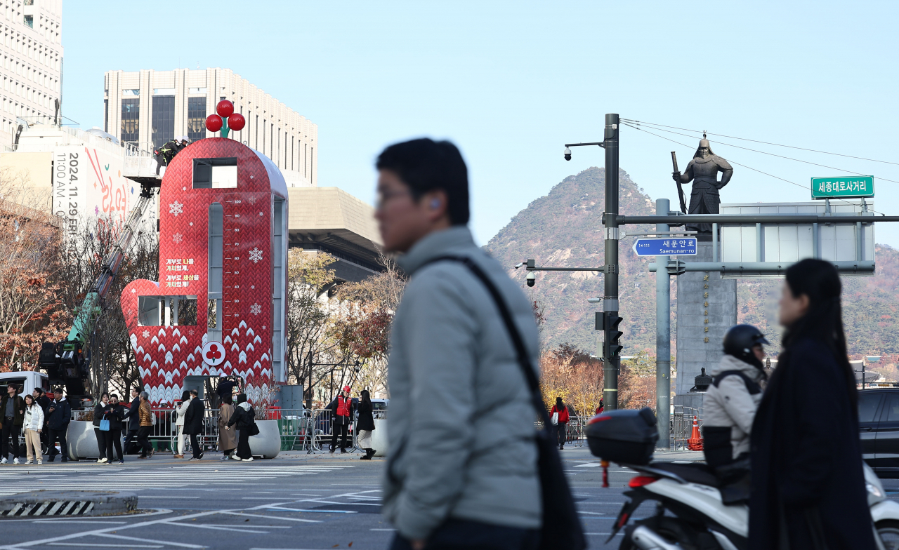 People walk at Gwanghwamun Square in central Seoul on Monday. (Yonhap)