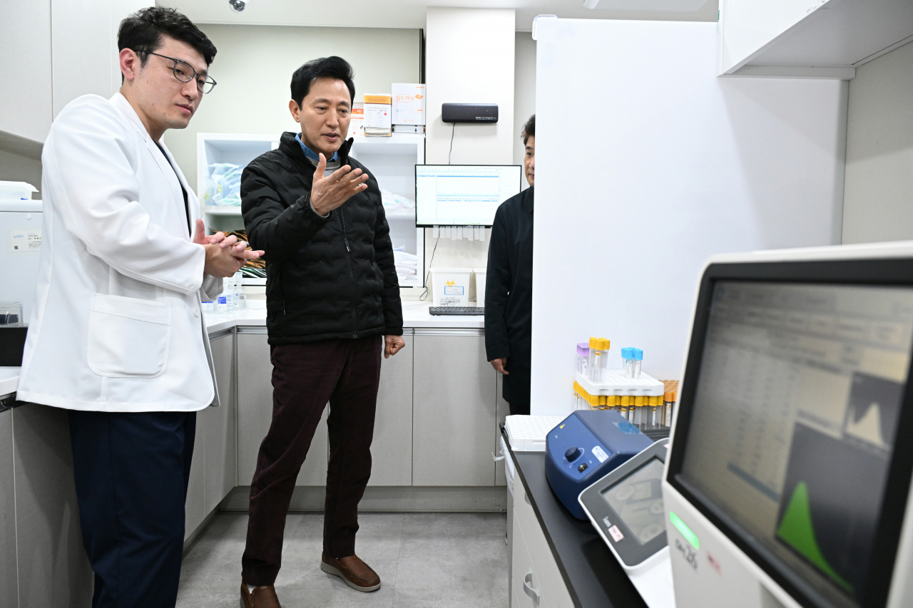 Seoul Mayor Oh Se-hoon (center) tours the urgent care clinic in Yangcheon-gu, Sunday, observing medical operations and facilities. (Seoul Metropolitan Government)