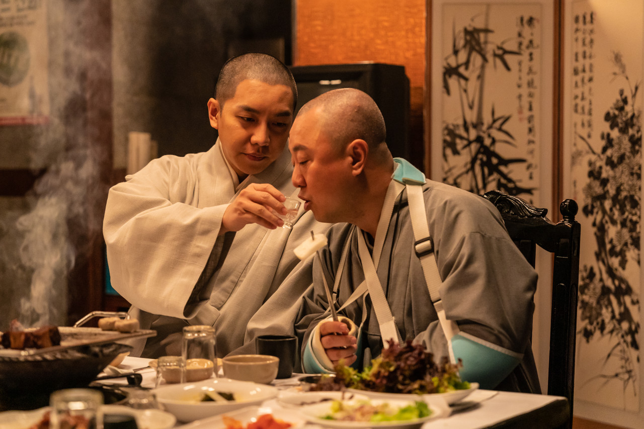 Lee Seung-gi (left) plays a Buddhist monk Moon-seok in “About Family” (Lotte Entertainment)