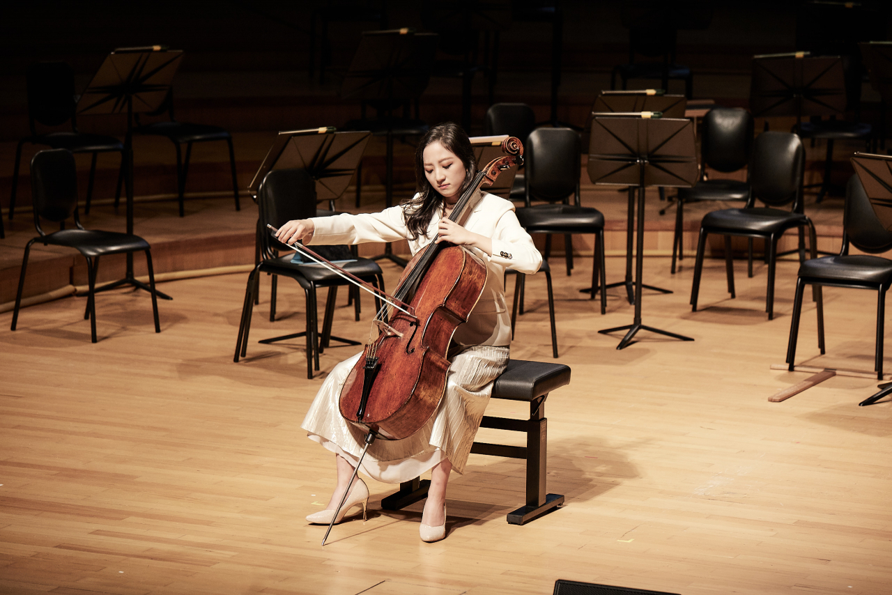 Cellist Choi Ha-young performs during a press conference at Lotte Concert Hall in Jamsil, Seoul on Thursday. (Lotte Concert Hall)