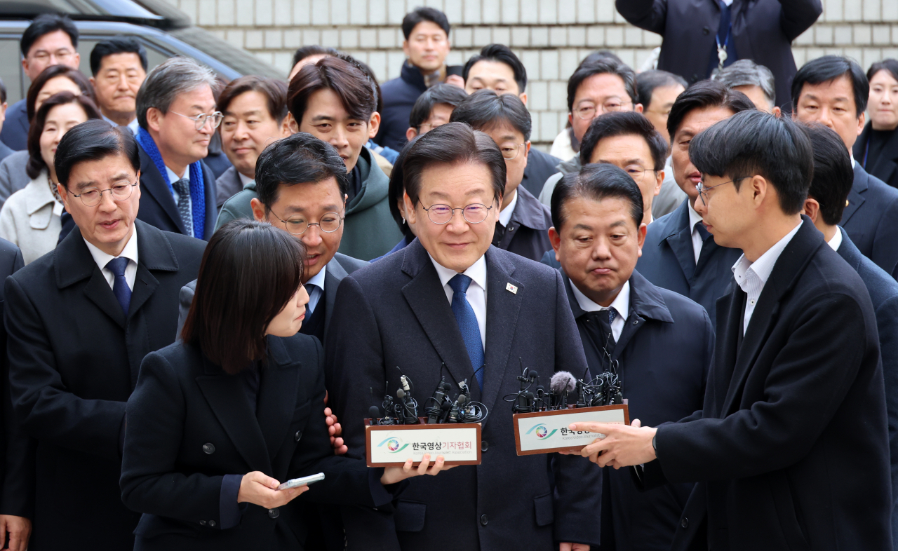 Democratic Party of Korea Chair Lee Jae-myung arrives at the Seoul Central District Court in Seocho-gu, Seoul to hear the court verdict in his trial involving charges of subornation of perjury. (Yonhap)