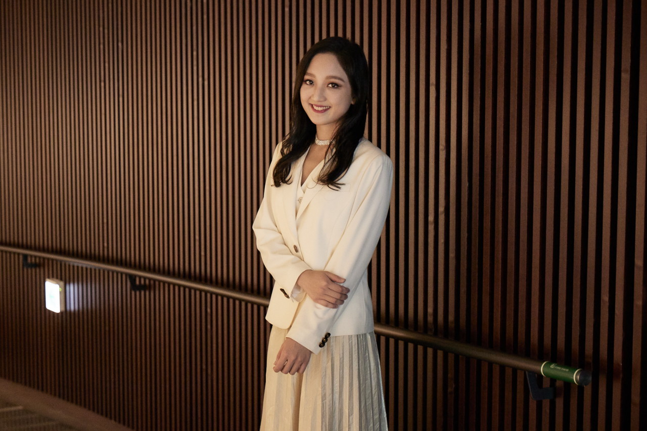 Cellist Choi Ha-young poses for photos at Lotte Concert Hall in Jamsil, Seoul on Thursday. (Lotte Concert Hall)