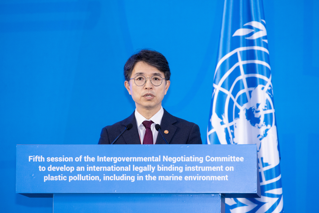 Environment Minister Kim Wan-sup delivers his congratulatory remarks during the opening ceremony of the 5th Intergovernmental Negotiating Committee meeting on the UN plastics treaty held at Bexco, Busan, Monday. (Ministry of Environment)