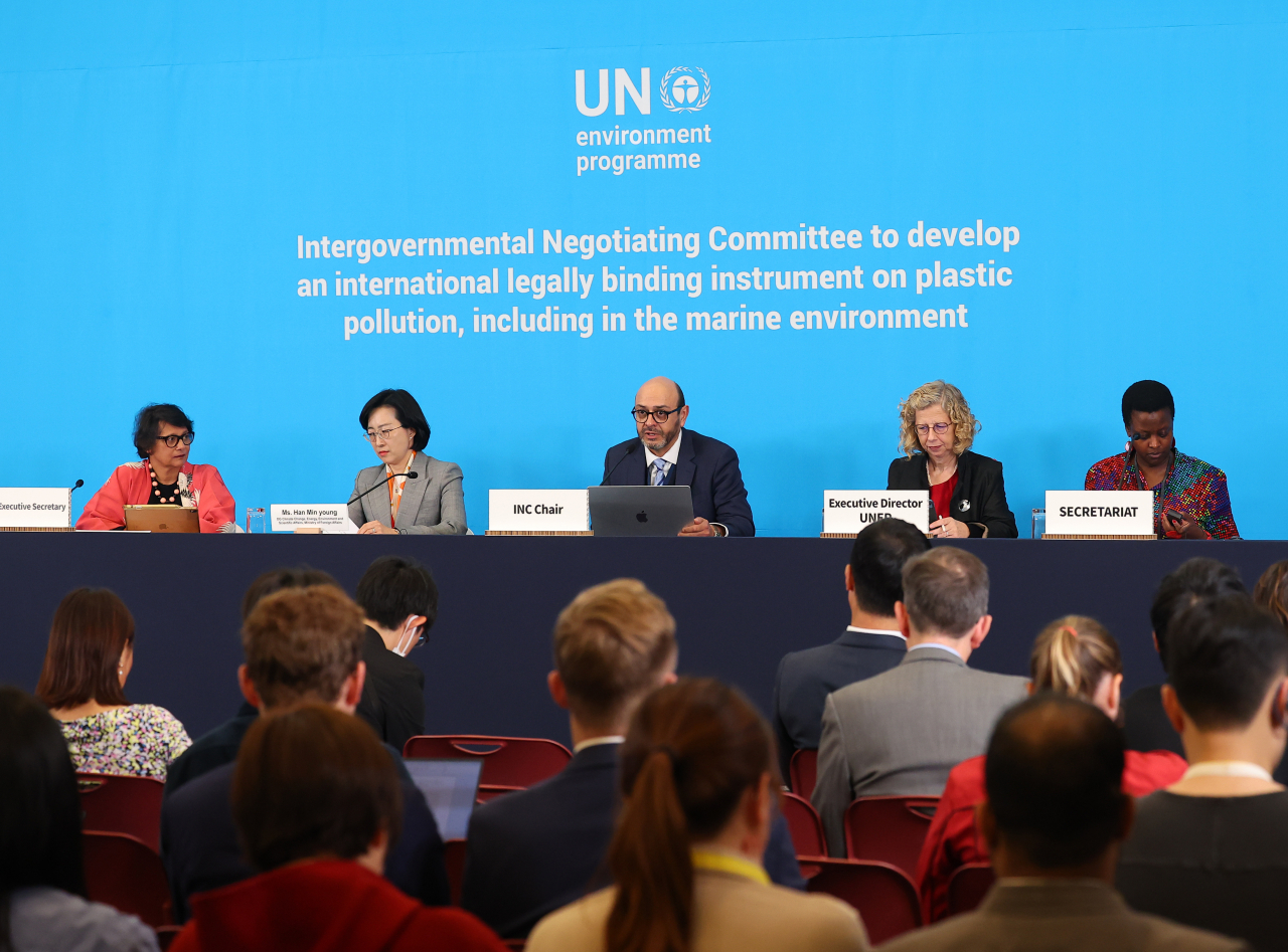 Luis Vayas Valdiviesco (center), chair of the Intergovernmental Negotiating Committee, speaks during a UN Environment Programme press briefing held at Bexco, Busan, Monday. (Yonhap)