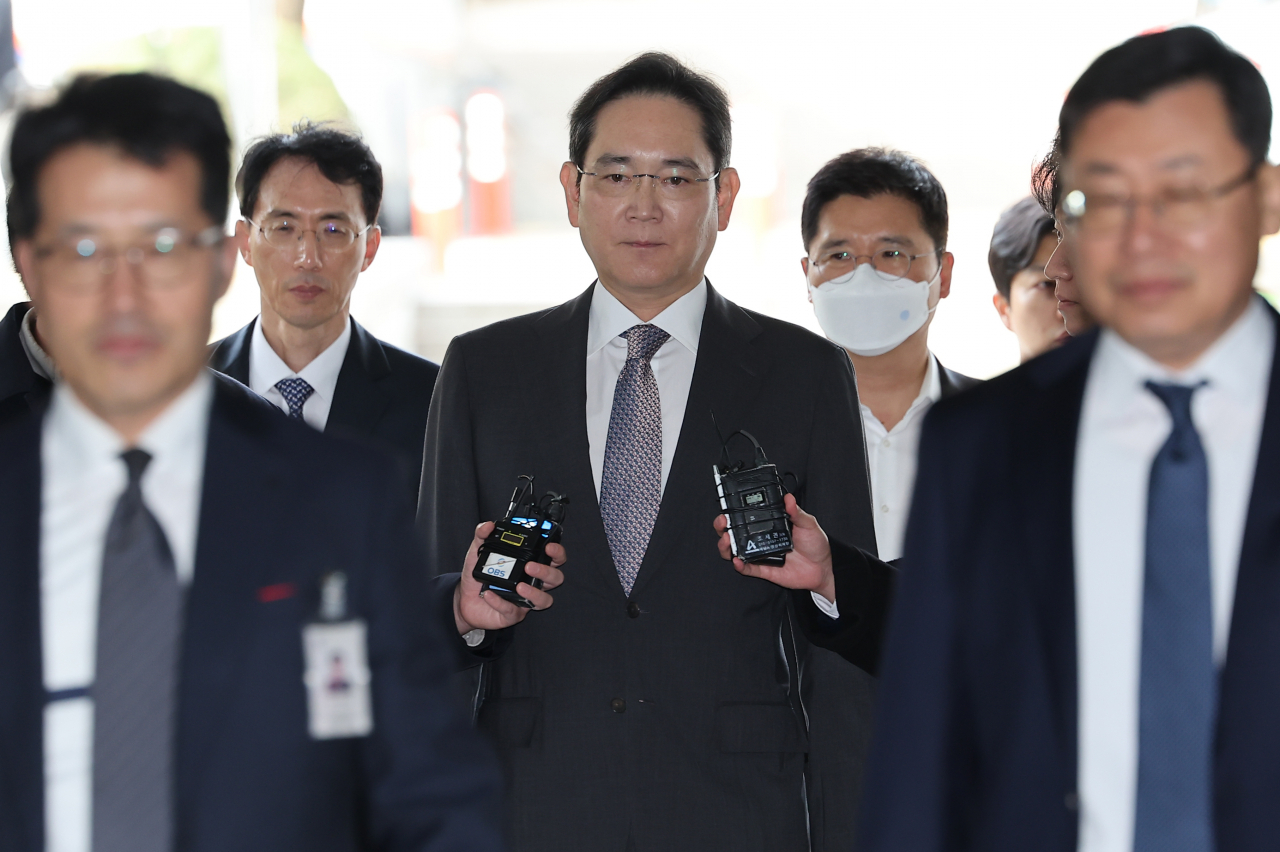 Samsung Electronics Chairman Lee Jae-yong attends the final hearing of a retrial related to a controversial 2015 merger at Seoul Central District Court in Seoul on Monday. (Yonhap)