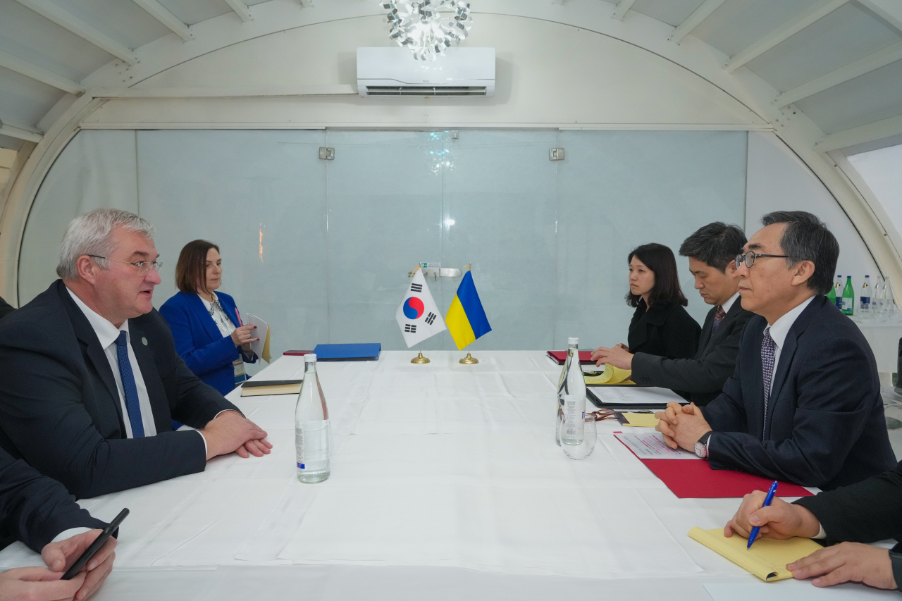 Foreign Minister Cho Tae-yul (right) holds talks with Ukrainian Foreign Minister Andrii Sybiha (left) on the sidelines of the Group of Seven gathering of foreign ministers in Fiuggi, Italy, on Nov. 25, Monday, in this photo provided by his office. (Yonhap)