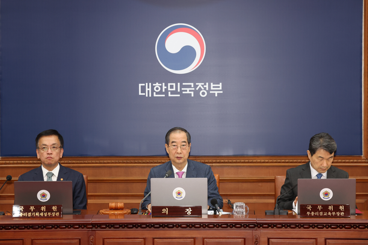 Prime Minister Han Duck-soo (center) presides over a Cabinet meeting at the government complex in Seoul on Nov. 26, Tuesday. (Yonhap)