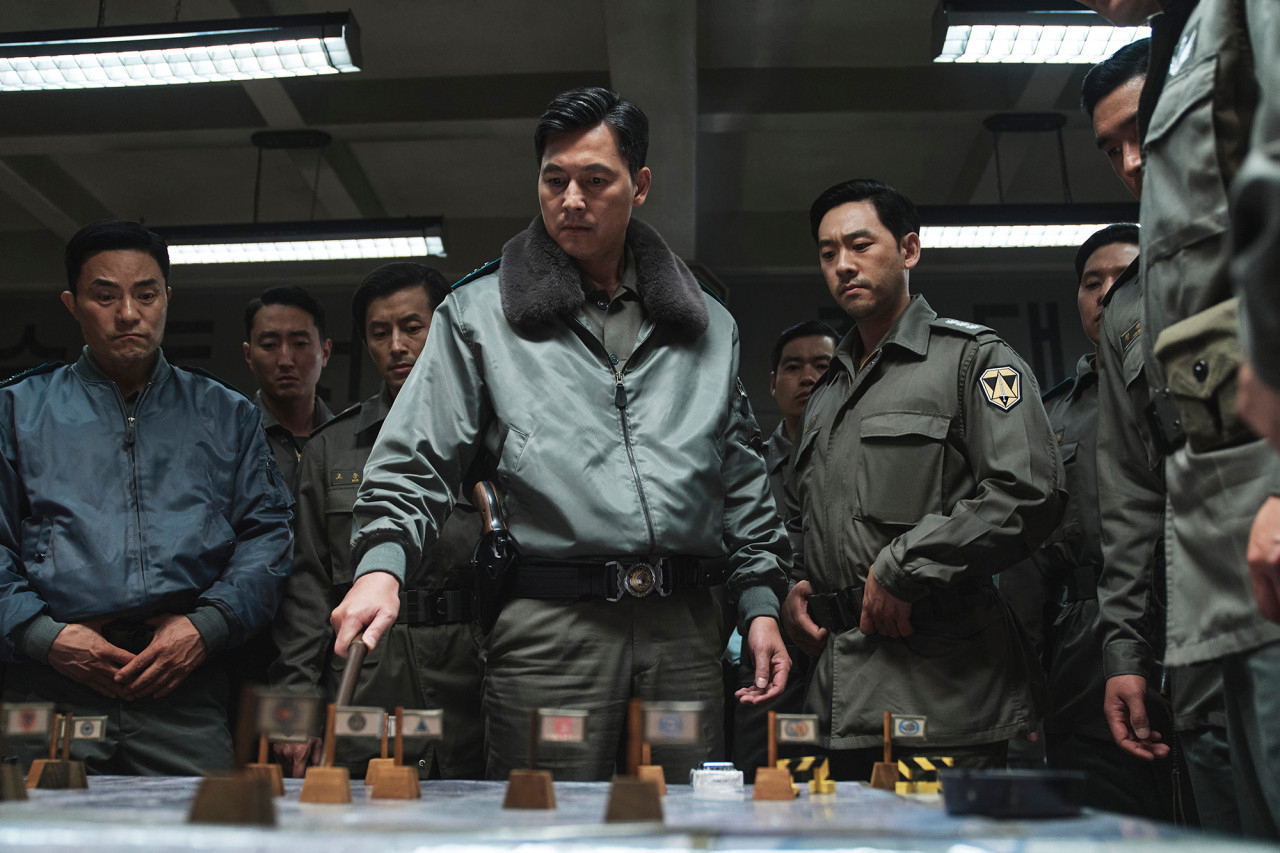 Jung Woo-sung plays General Lee Tae-shin in “12.12: The Day” (Plus M)