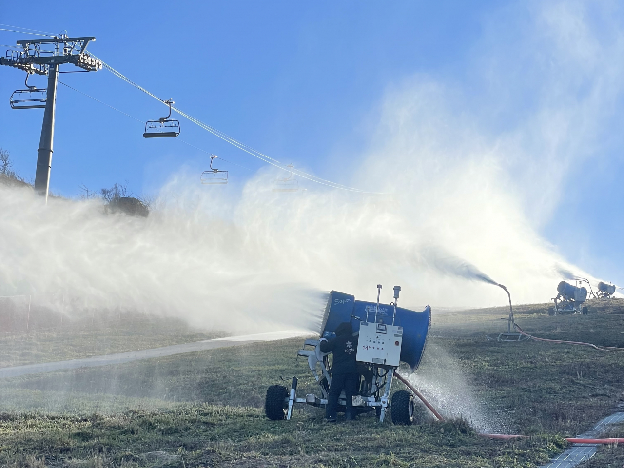 Snow machines are in operation at the slopes at High1 Reosrt in Jeongseon, Gangwon Province. (Kangwon Land)