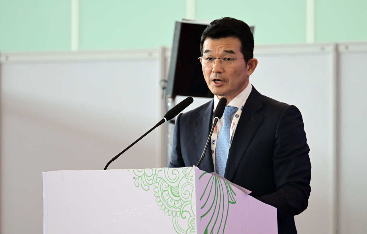 Chun Sang-pil, corporate vice president and chief relations officer at Samsung Southwest Asia, speaks at the India-Korea Business Partnership Forum 2024 held at the Yashobhoomi convention center in New Delhi, Friday. (Park Hae-mook/ The Korea Herald)