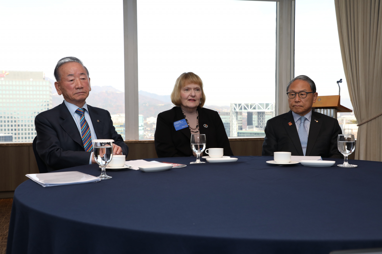 Former Rotary International President Lee Dong-kurn (left), current President Stephanie Urchick (center), and President-nominee Yun Sang-koo participate in an interview in Seoul on Monday. (The Rotary Korea)