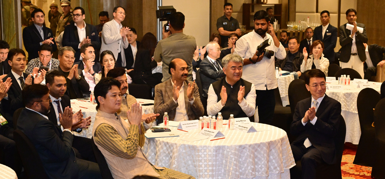 Haryana Industries and Commerce Minister Rao Narbir Singh (second from left, front table), Daewoo Engineering & Construction Chairman Jung Won-ju (fourth from left) and other guests applaud during the Korea-Haryana Business Connect event held at a hotel in Gurugram, Thursday. (Park Hae-mook/The Korea Herald)