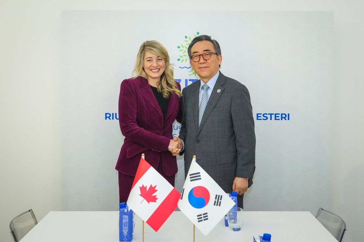 South Korean Foreign Minister Cho Tae-yul (right) shakes hands with Canadian Foreign Minister Mélanie Joly during their talks in Fiuggi, Italy, on Tuesday, on the sidelines of the foreign ministers' gathering of the Group of Seven advanced nations. (Seoul's foreign ministry)