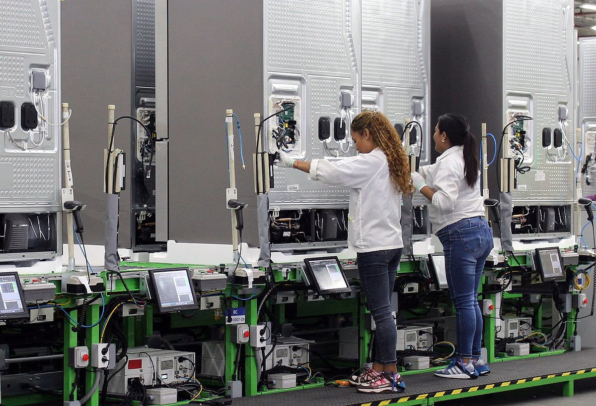 This undated photo shows workers at the company's production plant in Queretaro, Mexico. (Samsung Electronics Co.)