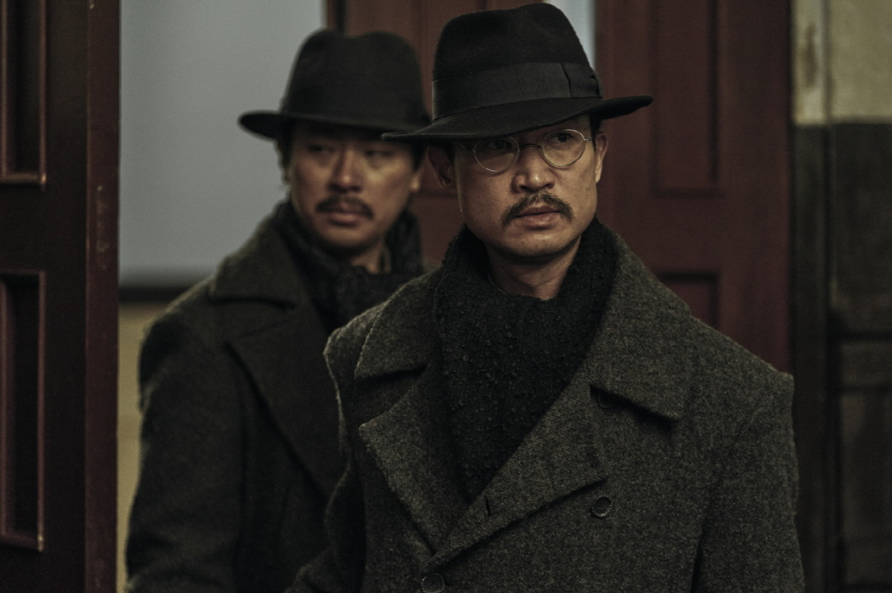 Actors Jo Woo-jin (right) and Park Jung-min in “Harbin.” (CJ ENM)