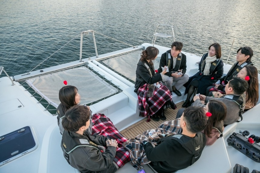 Participants on a yacht ride (Seoul Metropolitan Government)